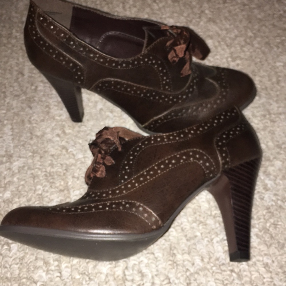 Brown wing tip style heeled booties 😍
